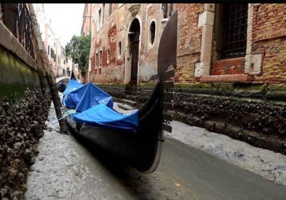 Las impactantes imágenes de los canales de Venecia sin agua