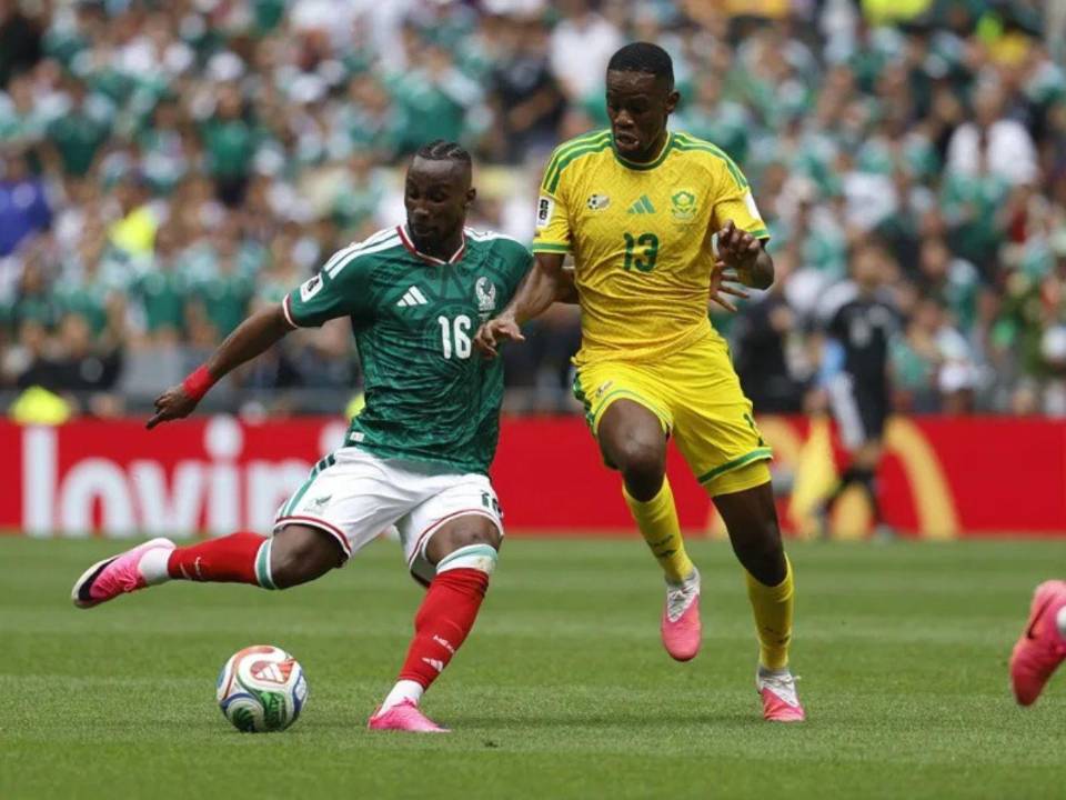 Julián Quiñones de México disputa un balón con Sphephelo Sithole de Sudáfrica durante un partido del grupo A del Mundial de la FIFA 2026.