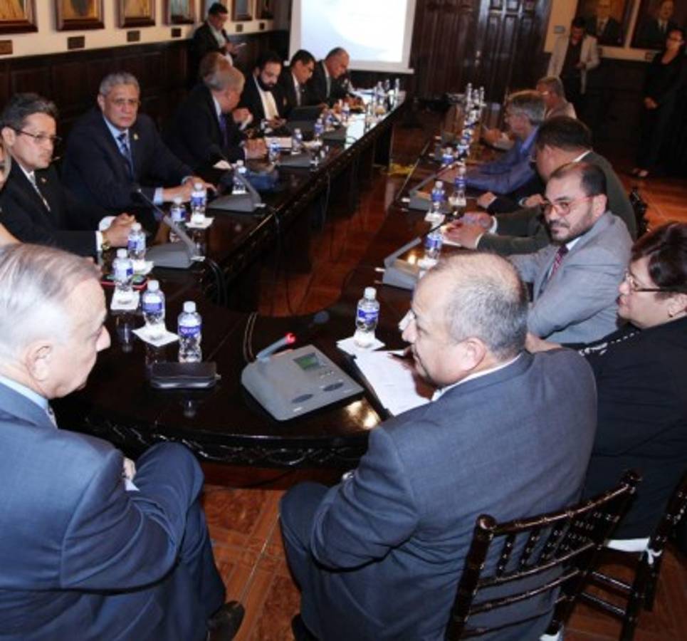 Fiscalía crea comisión especial para indagar expedientes de policías