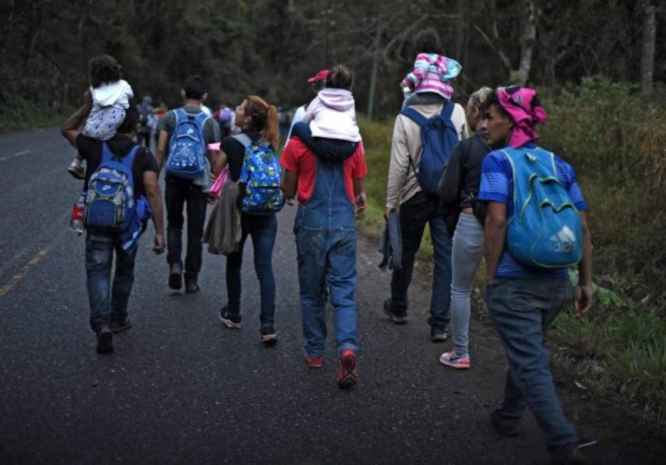 Caravana migrante, día 4: Agotamiento e incertidumbre abruma a hondureños en travesía hacia EEUU