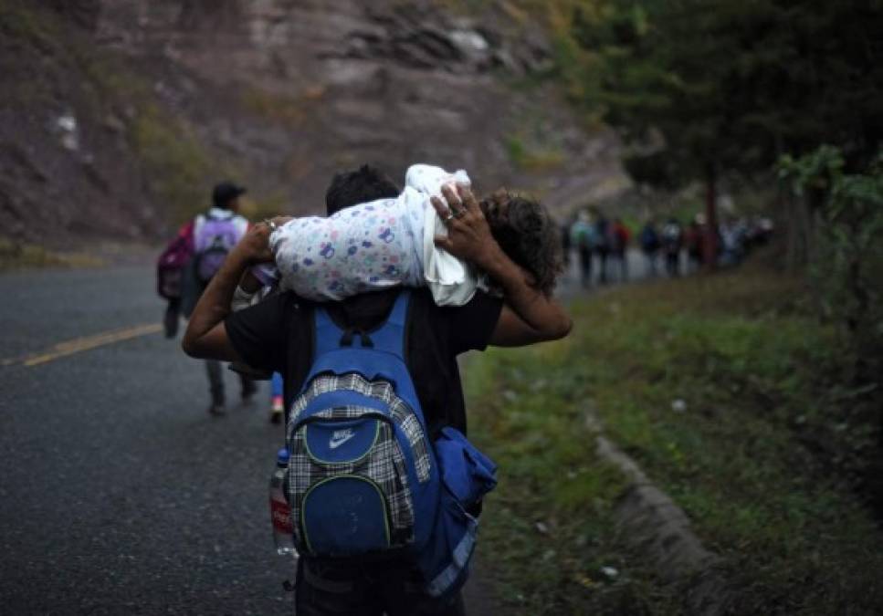 Caravana migrante, día 4: Agotamiento e incertidumbre abruma a hondureños en travesía hacia EEUU