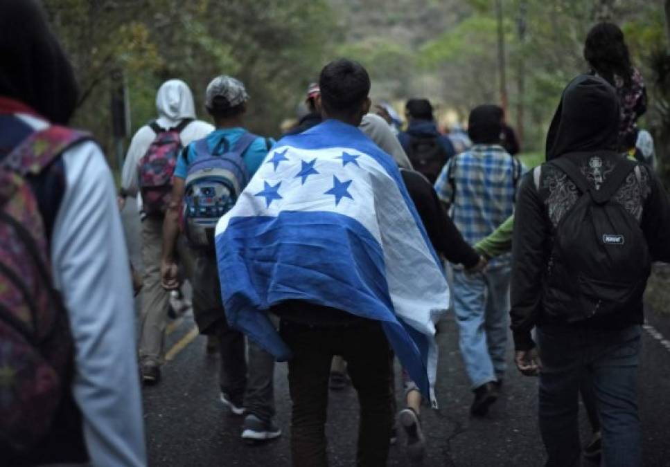 Caravana migrante, día 4: Agotamiento e incertidumbre abruma a hondureños en travesía hacia EEUU