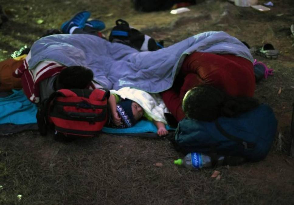 FOTOS: Larga y fría noche pasó caravana migrante en Guatemala