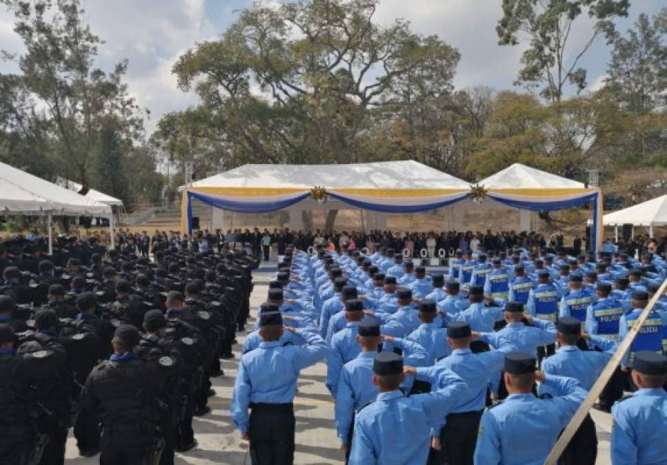 Fotos de la ceremoria de ascensos de 128 oficiales de la Policía Nacional