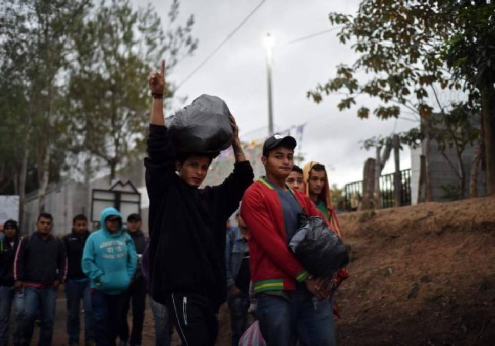 FOTOS: Larga y fría noche pasó caravana migrante en Guatemala