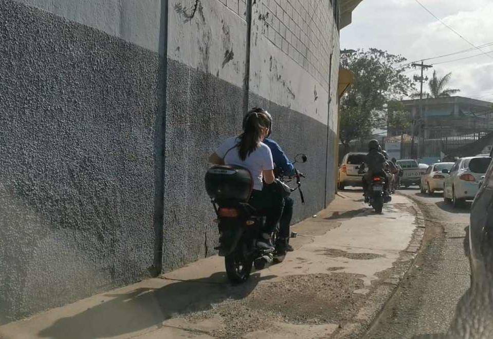 En la capital es normal ver las imprudencias de motociclistas.