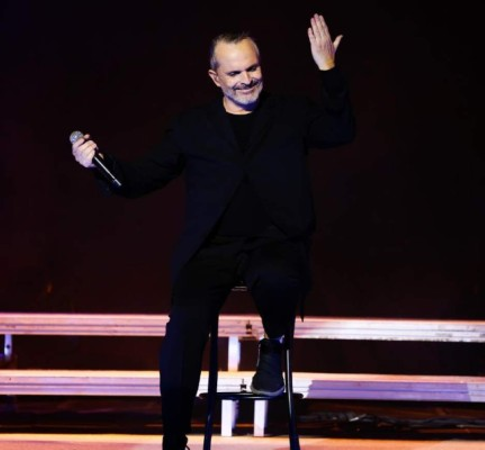 Para detener a un extorsionador, Miguel Bosé muestra el rostro de sus hijos por primera vez