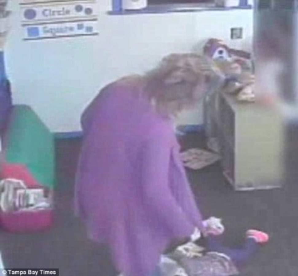 Mujer patea a bebé en la cabeza mientras dormía