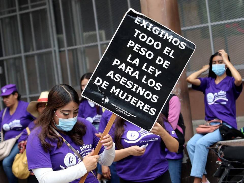 En el marco del Día de la Mujer Hondureña, un grupo de activistas por los derechos de la mujer se manifestaron con pancartas, flores y cruces blancas frente al Ministerio Público para exigir justicia para las víctimas de la violencia contra la mujer.