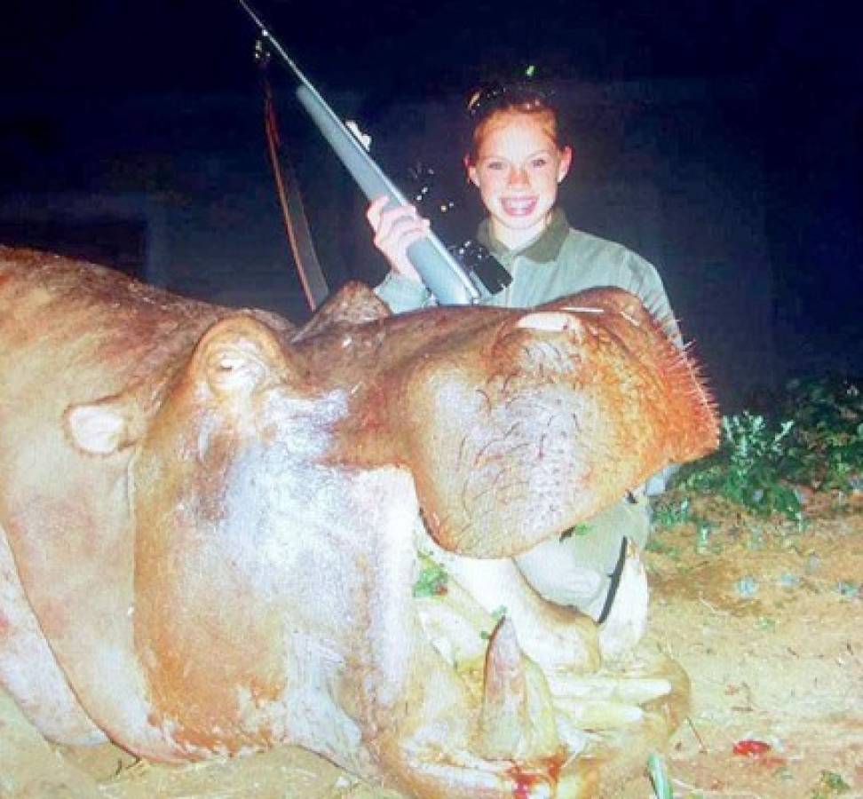 Una joven cazadora horroriza en Facebook con imágenes de sus 'trofeos'