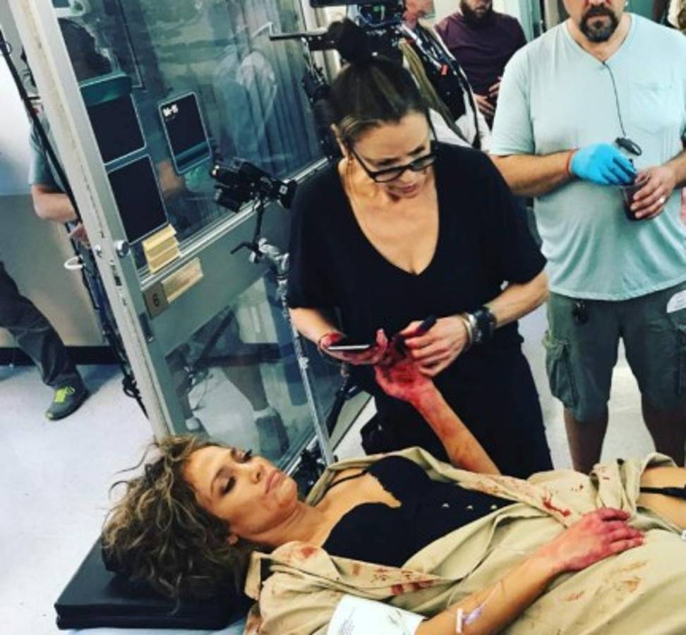 Jennifer López genera preocupación en sus fans tras publicar foto ensangrentada