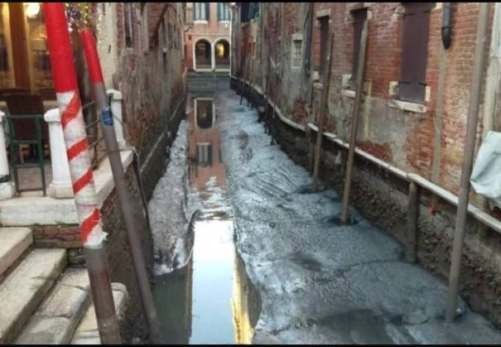 Las impactantes imágenes de los canales de Venecia sin agua
