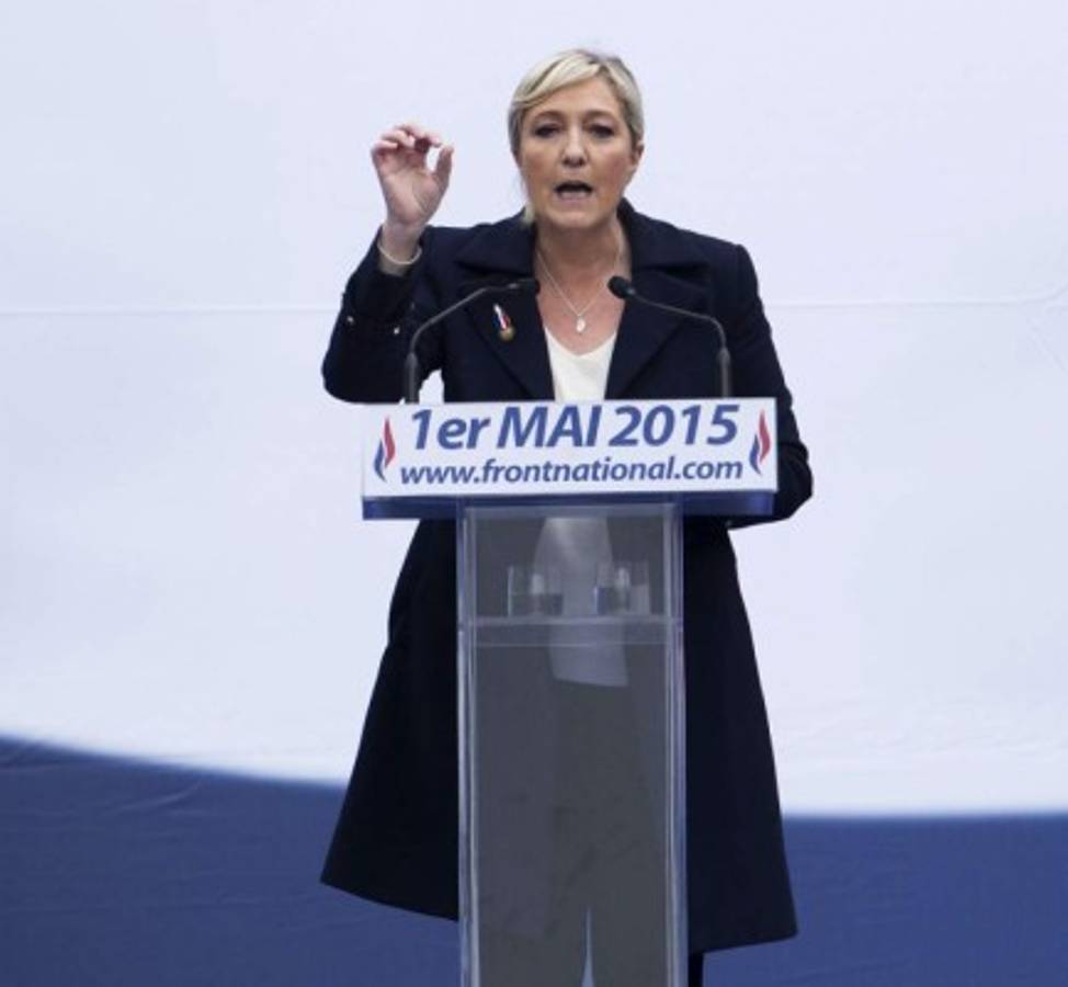 Mujeres con los pechos desnudos perturban discurso de Marine Le Pen