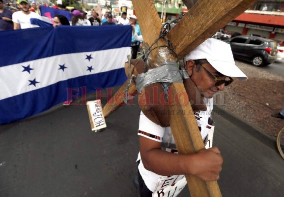 Gremios y sociedad civil marchan molestos tras cancelación de la Maccih