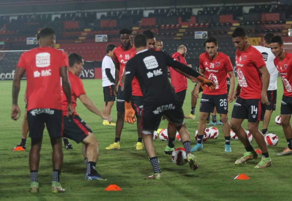 Entre sonrisas, bromas y un pasillo especial a Bryan Ruiz, así entrenó el Alajuelense