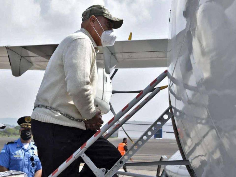 Momento cuando “El Tigre” Bonilla abordaba un avión de la DEA el 10 de mayo de 2022 para ser extraditado a Estados Unidos.
