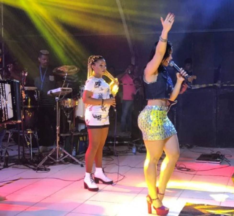 Sexi brasileña resultó ser una cantante y no una pastora