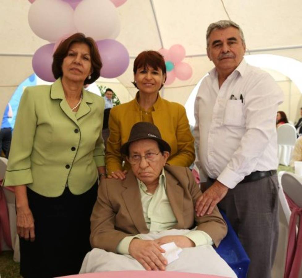 Angelique Carbajal recibió las aguas benditas del bautismo