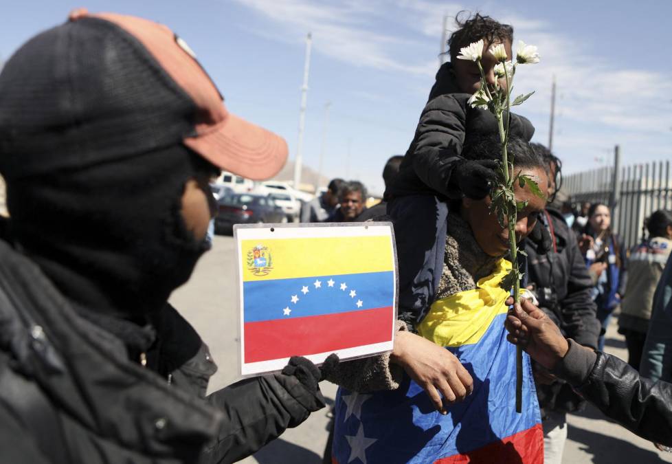 Veladoras y flores en nombre de los migrantes fallecidos en Ciudad Juárez