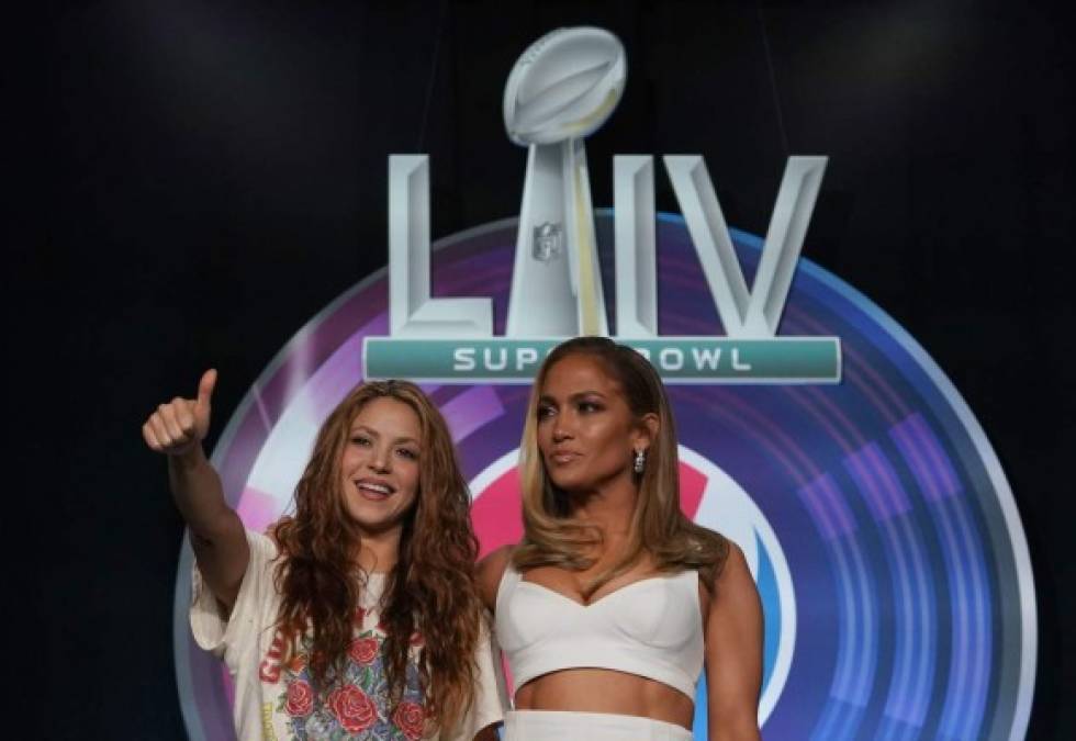 El criticado look de Shakira durante conferencia previo al Super Bowl