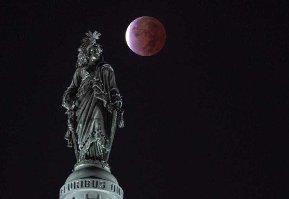 ¡Espectacular! Así se vio el eclipse lunar más largo del siglo en el mundo