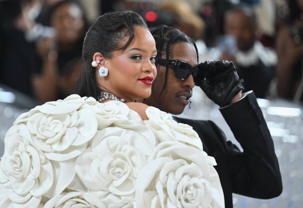 Rihanna, criticada por llegar tarde, lució espectacular en la Met Gala 2023