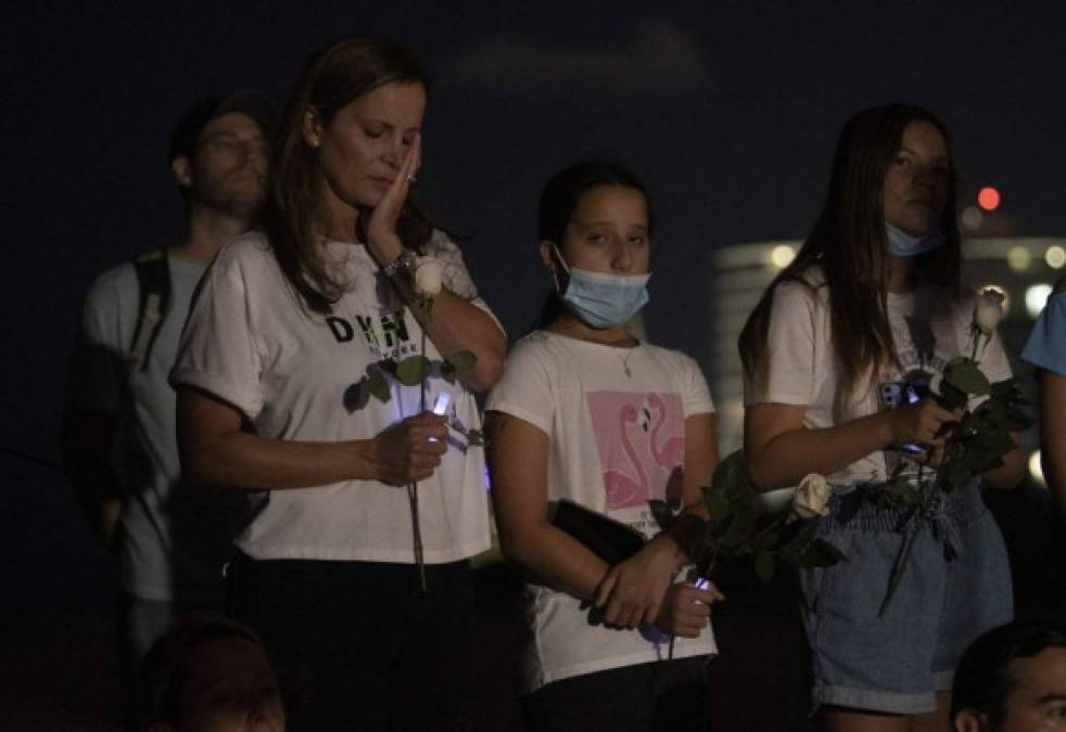 Familiares de desaparecidos en derrumbe de Miami se unen en vigilia y oración (FOTOS)