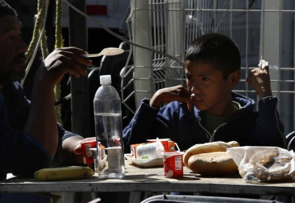 Cansancio, hambre y pies lastimados, el reto más grande para los migrantes