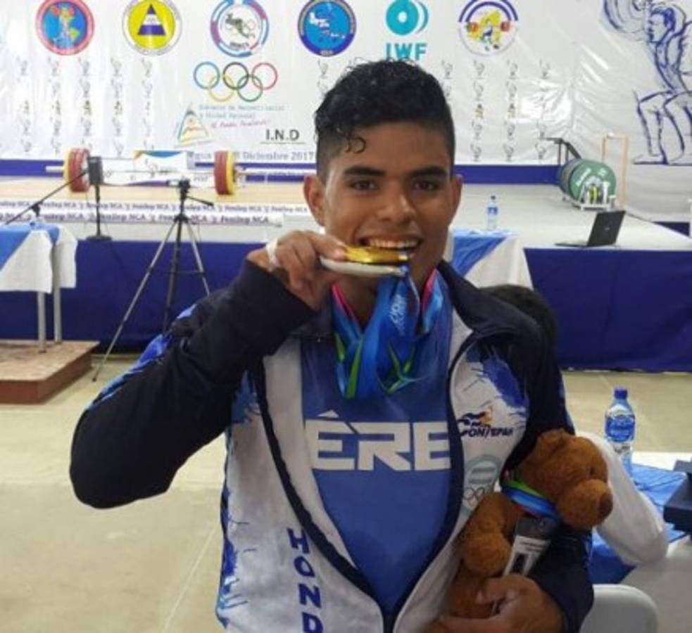 Jorge Hernández celebra su triunfo en los juegos centroamericanos.