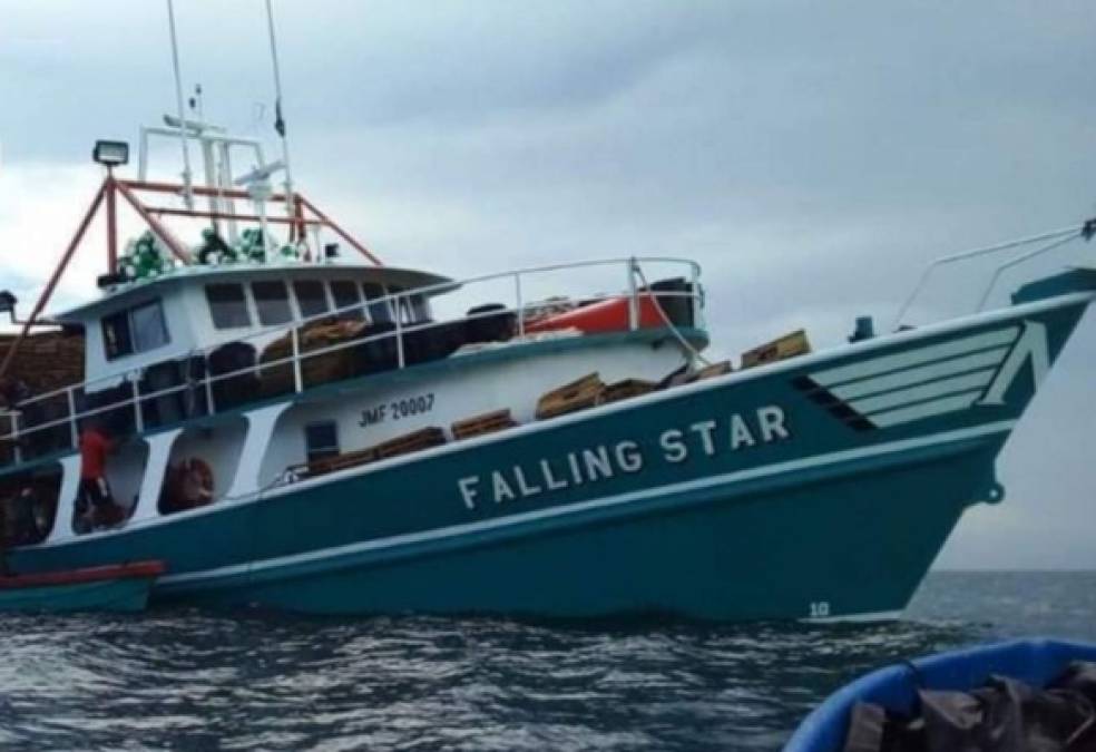 Débiles, pero agradecidos por haber sobrevivido: así fueron rescatados 10 náufragos del Falling Star (FOTOS)