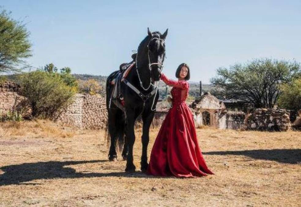 FOTOS: ¿Cuánto cuestan y quién hace los espectaculares vestidos de Ángela Aguilar?