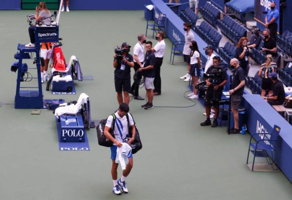 El momento en que Djokovic fue descalificado tras pelotazo contra jueza (FOTOS)