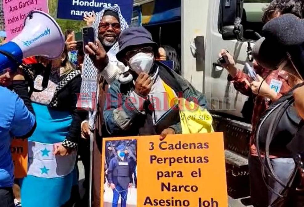 Disfraces, pancartas y gritos: el ambiente afuera de la Corte donde Juan Orlando acudió a su segunda audiencia