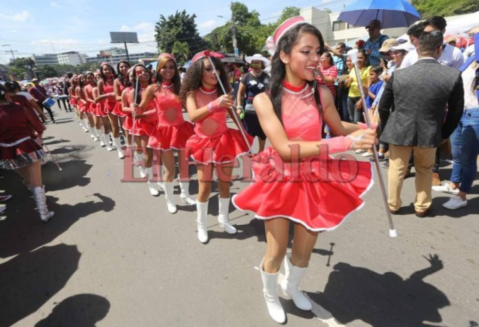 Alta costura en los desfiles: Palillonas brillaron con trajes de fantasía (Fotos)