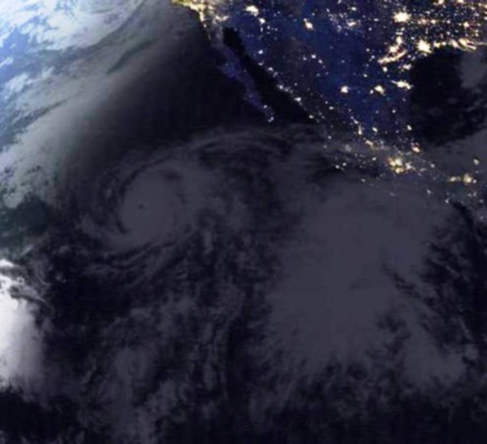 Tormenta tropical Blanca sigue debilitándose tras tocar tierra