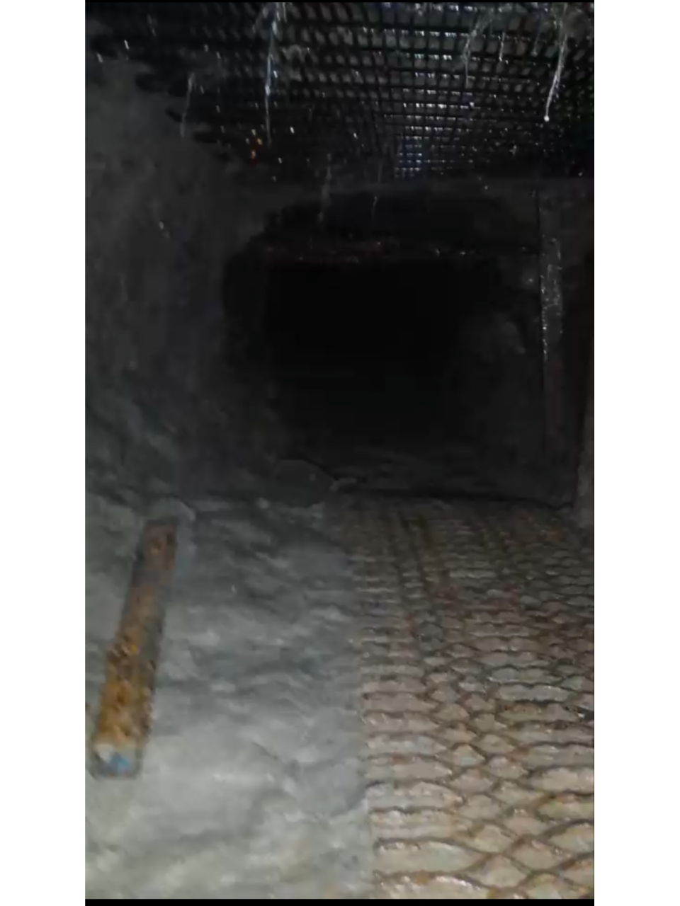 El túnel de la MS-13 estaba sostenido con tubos y vigas de hierro sobre los que descansaban mallas de acero con diseño de rombo soldada con varilla corrugada.