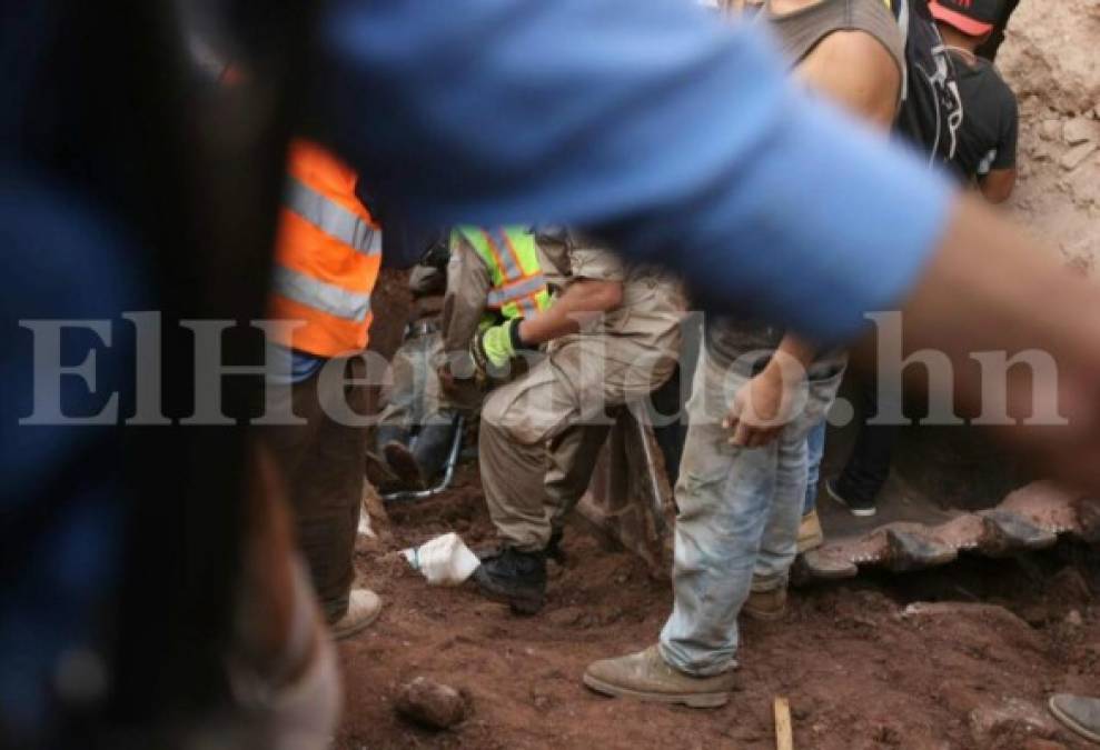 Las imágenes más estremecedoras de los obreros soterrados por alud de tierra