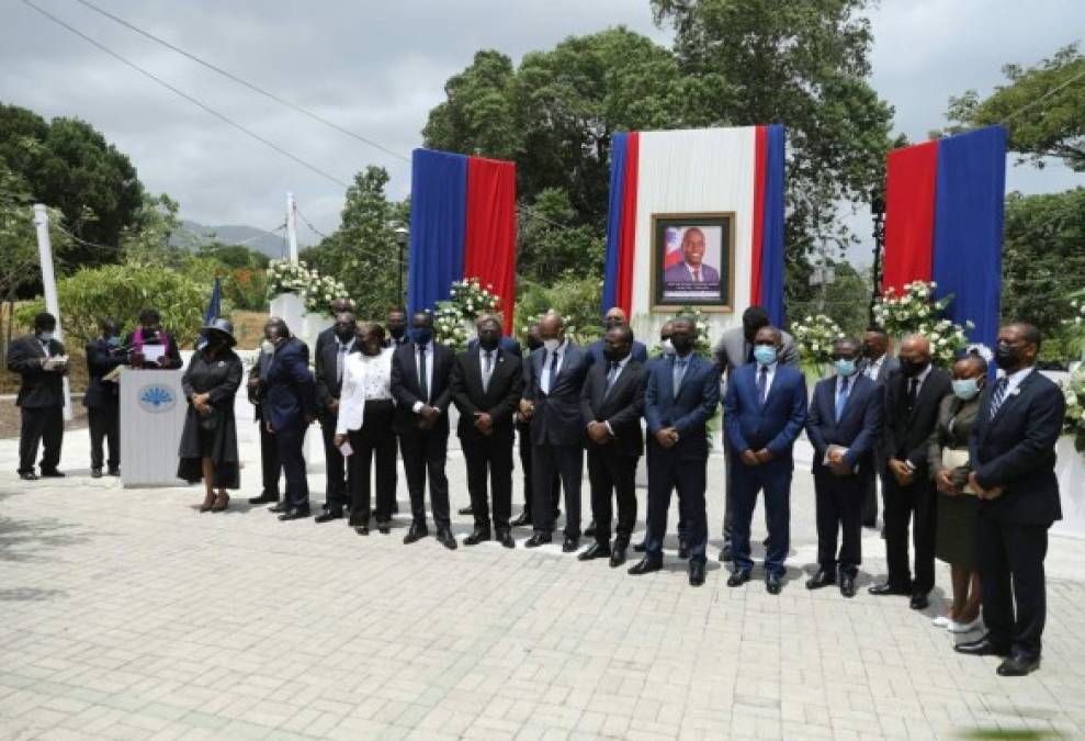 Así fue el emotivo homenaje al expresidente Moise durante el ascenso de primer ministro