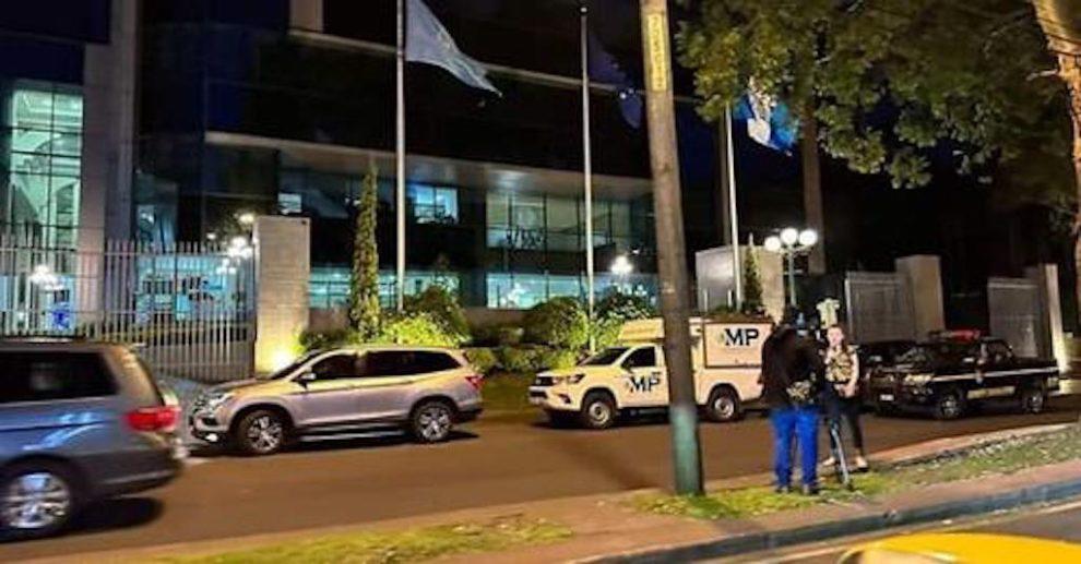 ¿Kevin Malouf estaba autorizado para realizar cirugías en su clínica estética?