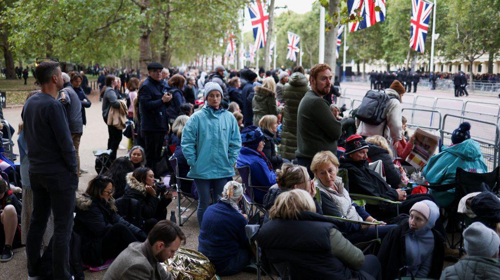 Los británicos se levantan al alba para despedir a Isabel II