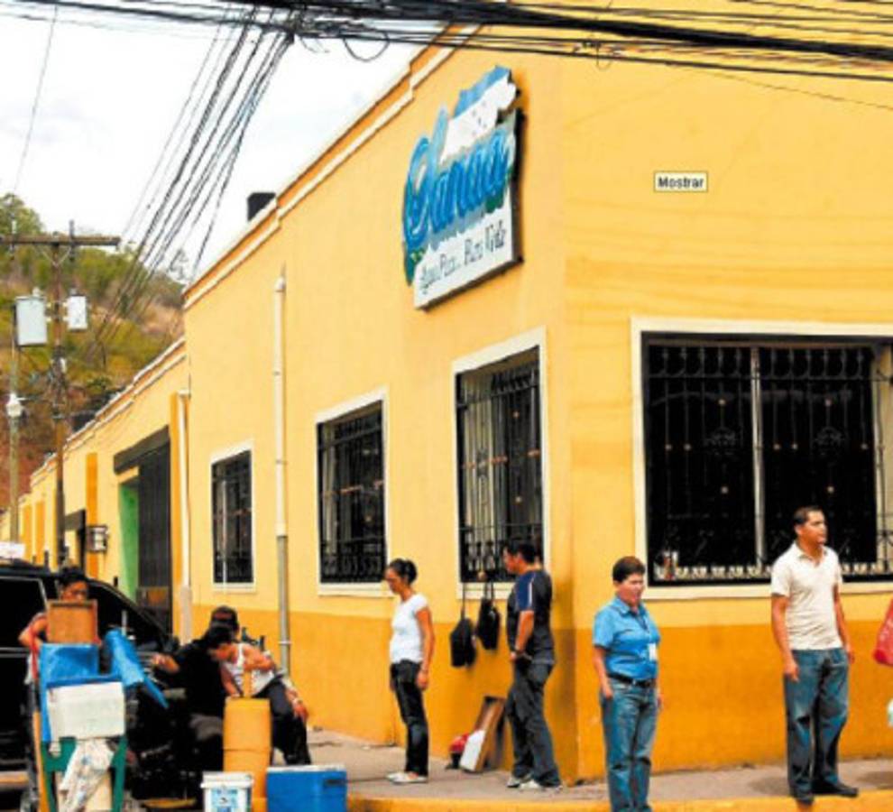 Millonaria mora asfixia al SANAA