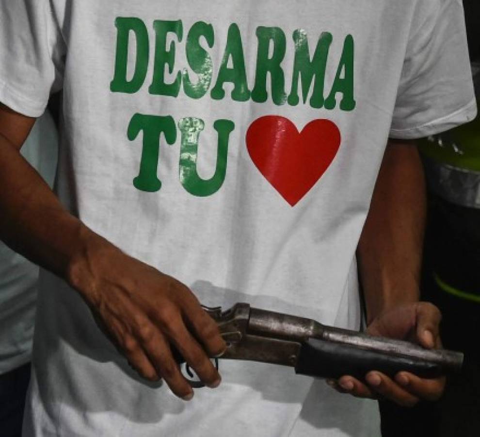 Pandilleros entregan armas a cambio de oportunidades en Colombia