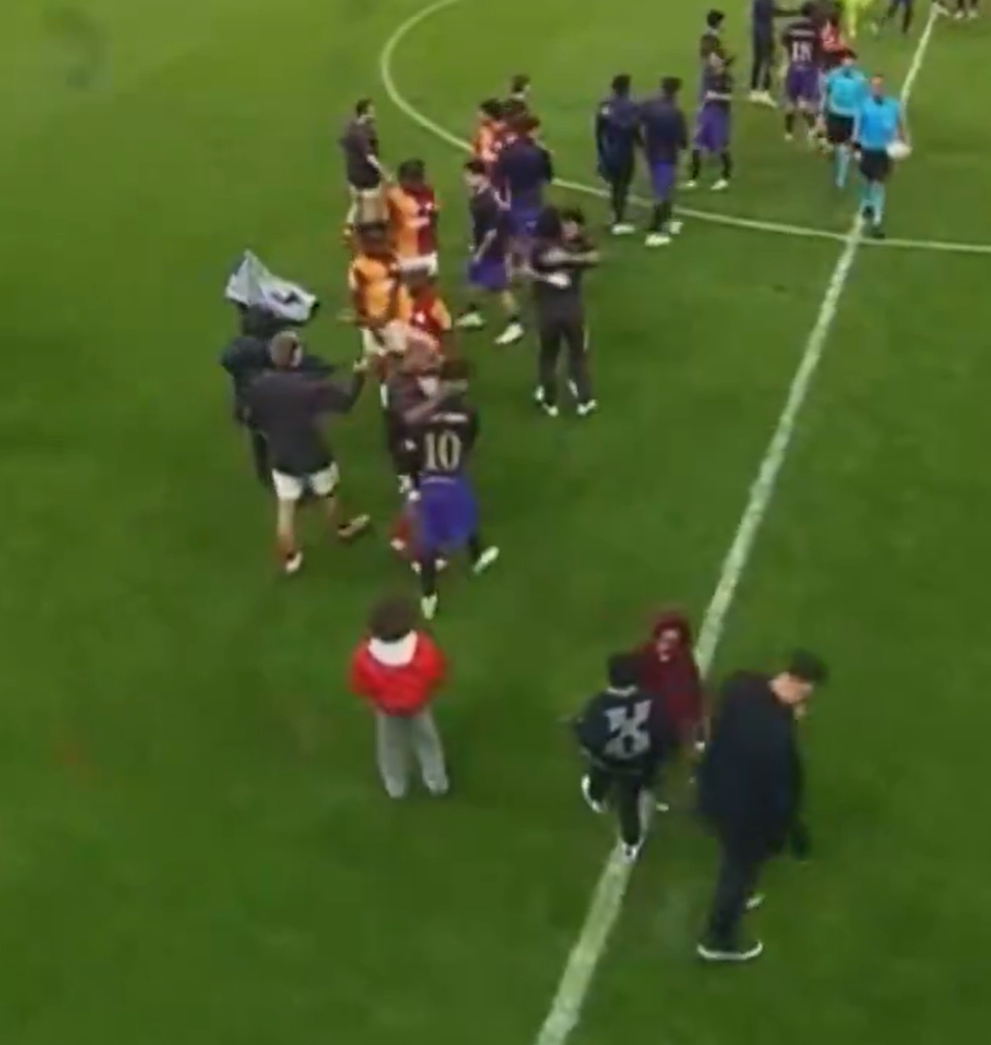 Polémica por gol anulado a Galatasaray, pancartas en el estadio y se disculpa con Lamine