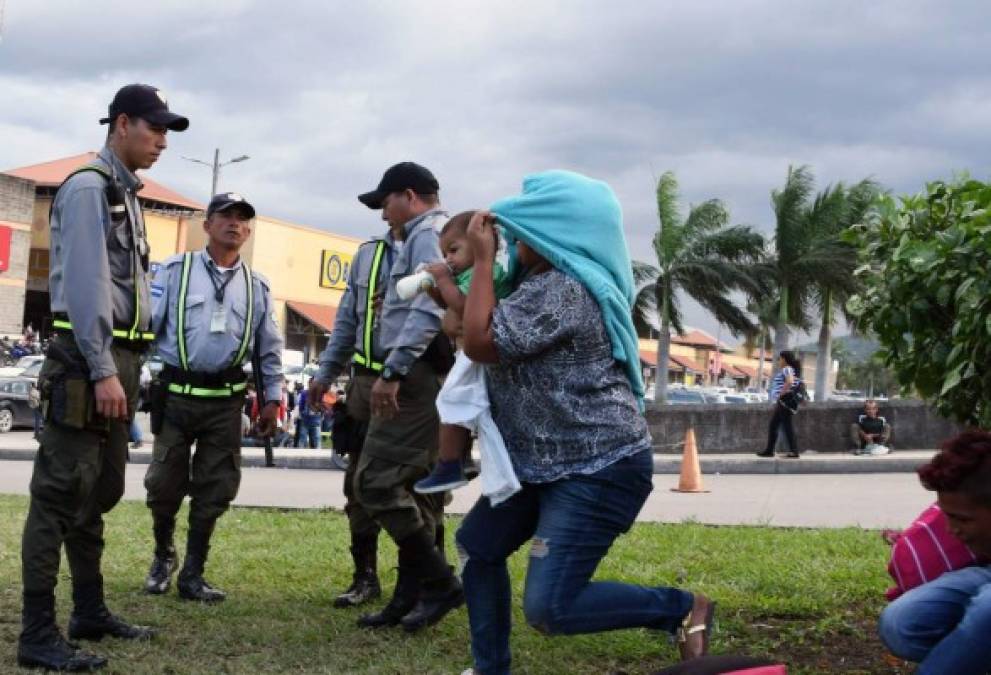 FOTOS: Hondureños se reúnen en San Pedro Sula para emprender la ruta de la segunda caravana migrante hacia Estados Unidos