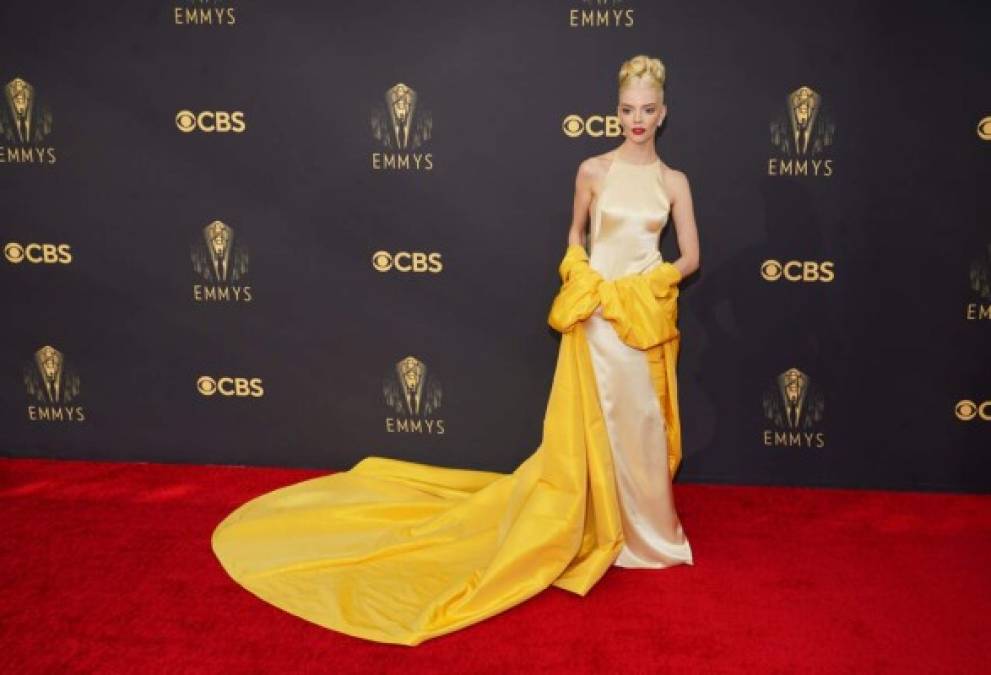 Con alas negras, esmoquin o trajes llamativos: Los mejor vestidos de los Emmy 2021