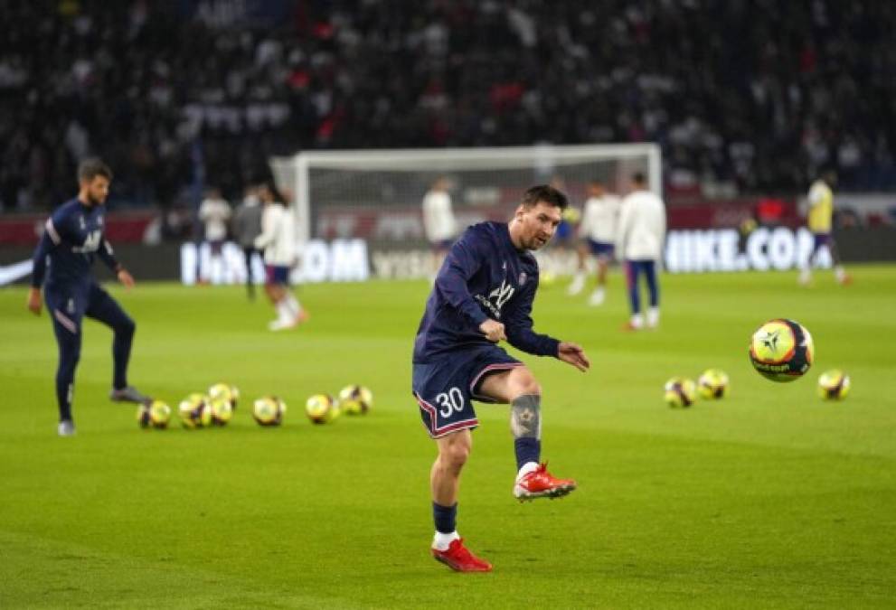 ¿Problemas en el PSG? Messi se fue a la banca serio y negándole el saludo a Pochettino