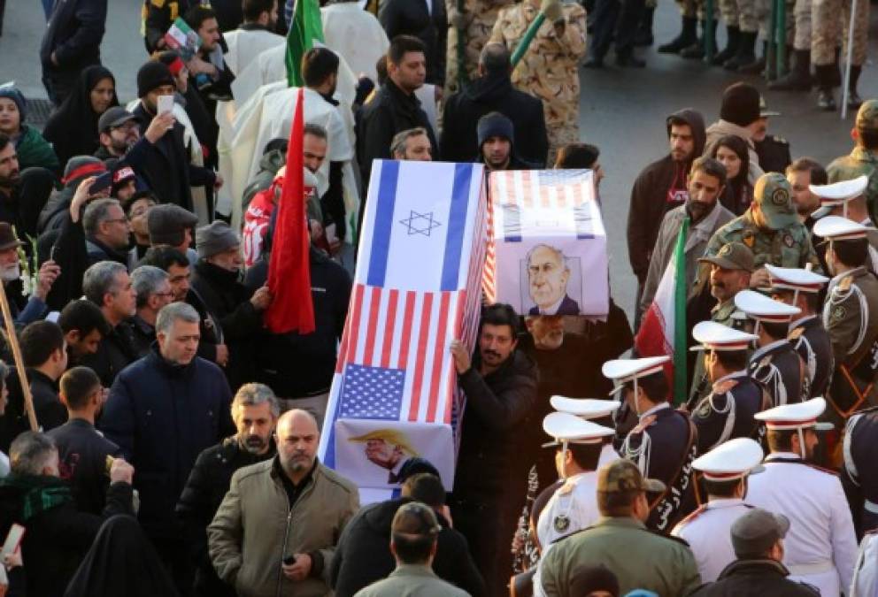 Con banderas de 'venganza severa' marea humana rinde homenaje a Qasem Soleimani   