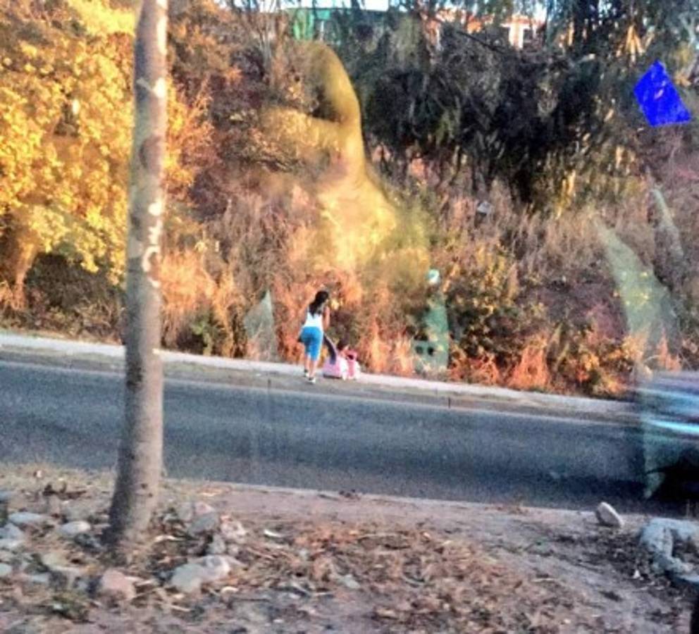 Arriesga a bebé al cruzar de forma irresponsable el anillo periférico