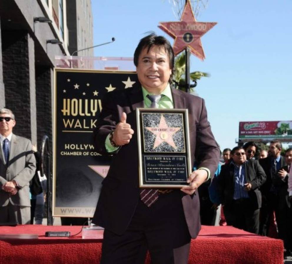 Locutor hondureño recibe estrella en Hollywood