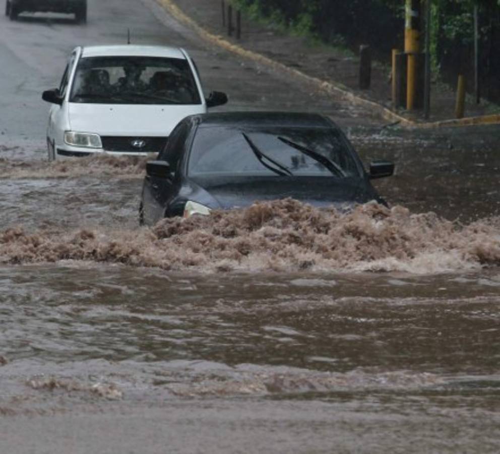 Inundaciones paralizaron tráfico en al menos cuatro bulevares